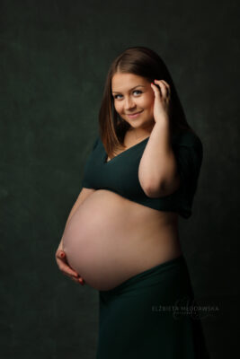 dziewczyna w ciąży w zielone sukience