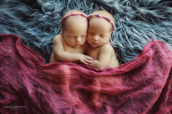 śpiące bliźniaczki noworodki